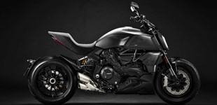 Ducati Diavel V4 2025 vs Ducati Diavel 1260 2021