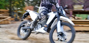 Trinity Neon X 2021 vs BMW CE 04 2022