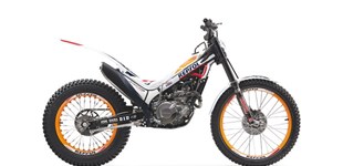 Red Moto COTA 4RT Race Replica 2021 vs Montesa Cota 4RT 2017