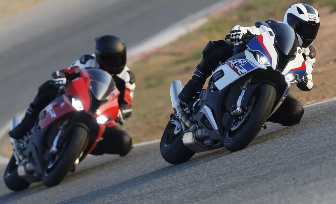 BMW S 1000 RR 2021 vs Kawasaki Z650 2017