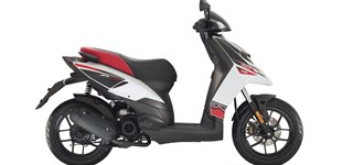 Derbi Senda DRD X-Treme 50 SM Limited Edition 2020 vs Aprilia SR 50 Motard 2021