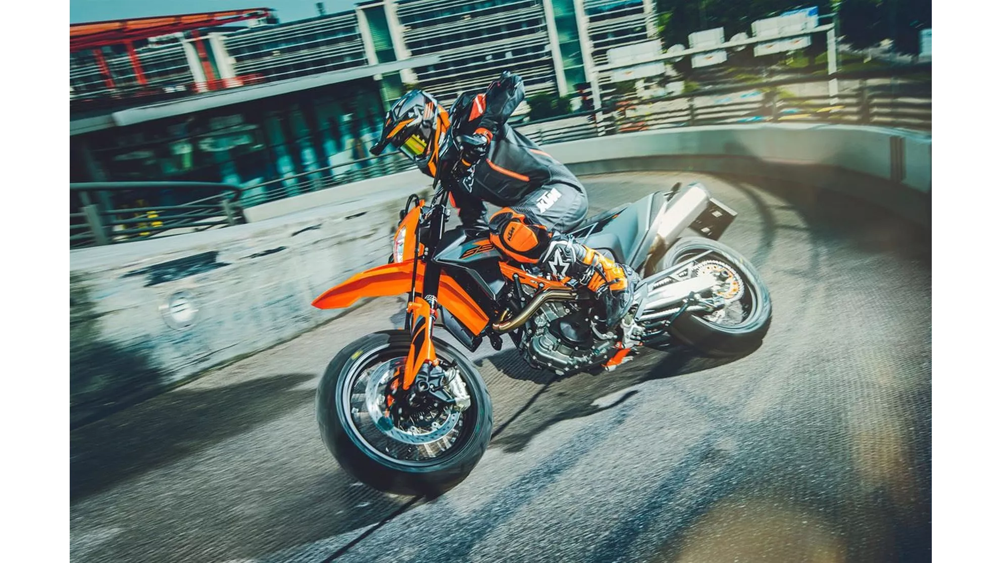 KTM 690 SMC R - Image 2 KTM 690 SMC R - Image 2