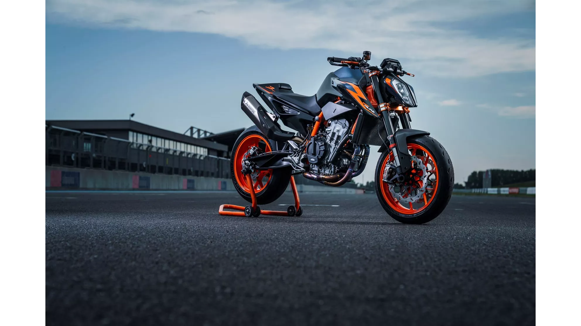 KTM 890 Duke R - Image 1 KTM 890 Duke R - Image 1