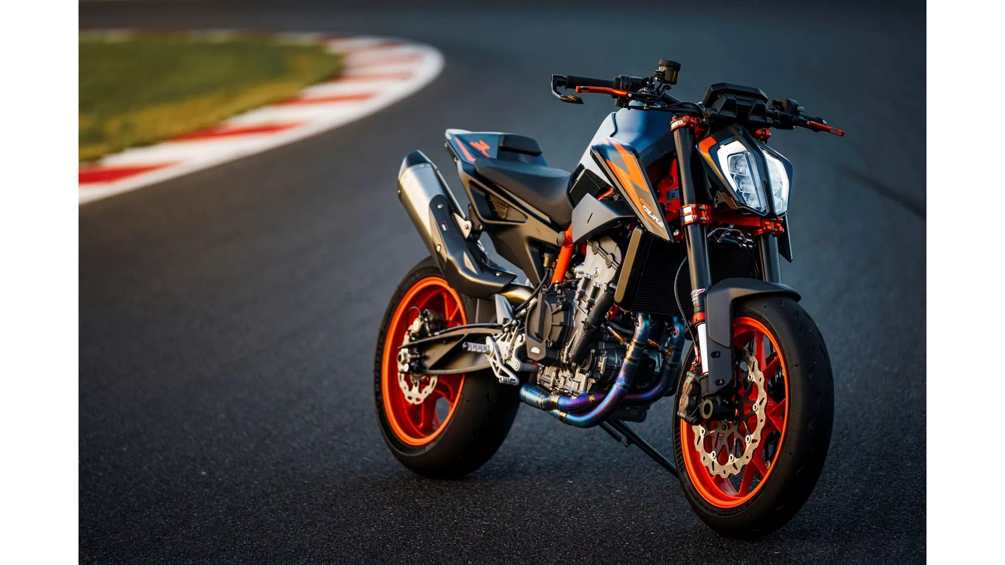 KTM 890 Duke R - Image 2 KTM 890 Duke R - Image 2