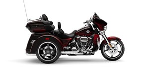 Harley-Davidson CVO Tri Glide FLHTCUTGSE 2022 vs Can-Am Spyder RT Sea-To-Sky 2024