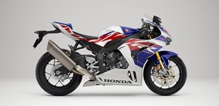 Ducati Panigale V4 2022 vs Honda Fireblade 30th Anniversary 2022