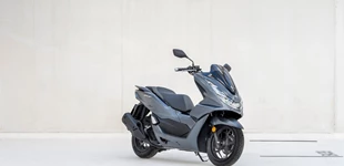 Kymco Agility City 125 2010 vs Honda PCX125 2022 Kymco Agility City 125 2010 vs Honda PCX125 2022