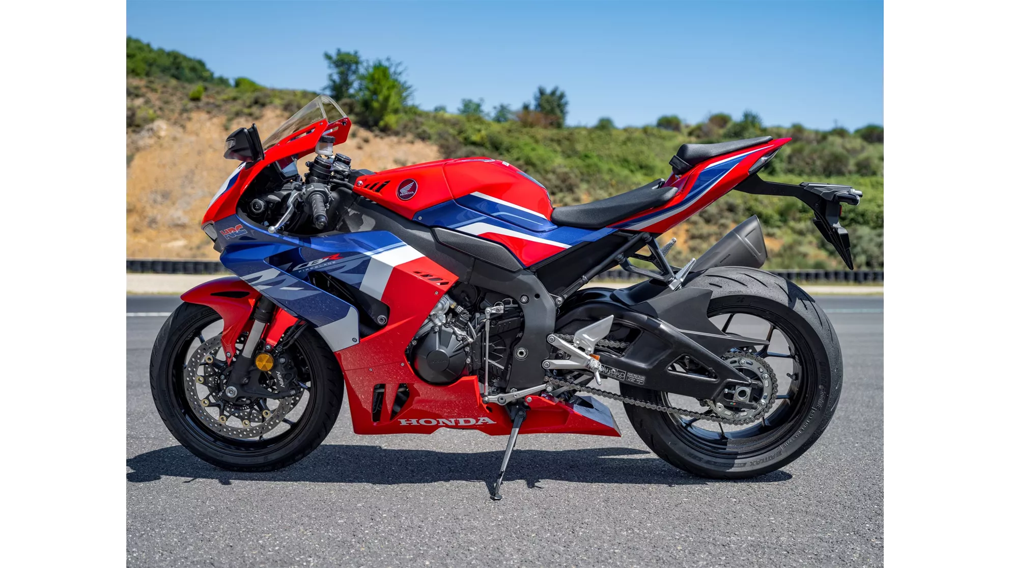 Honda CBR1000RR-R Fireblade - Image 8 Honda CBR1000RR-R Fireblade - Image 8