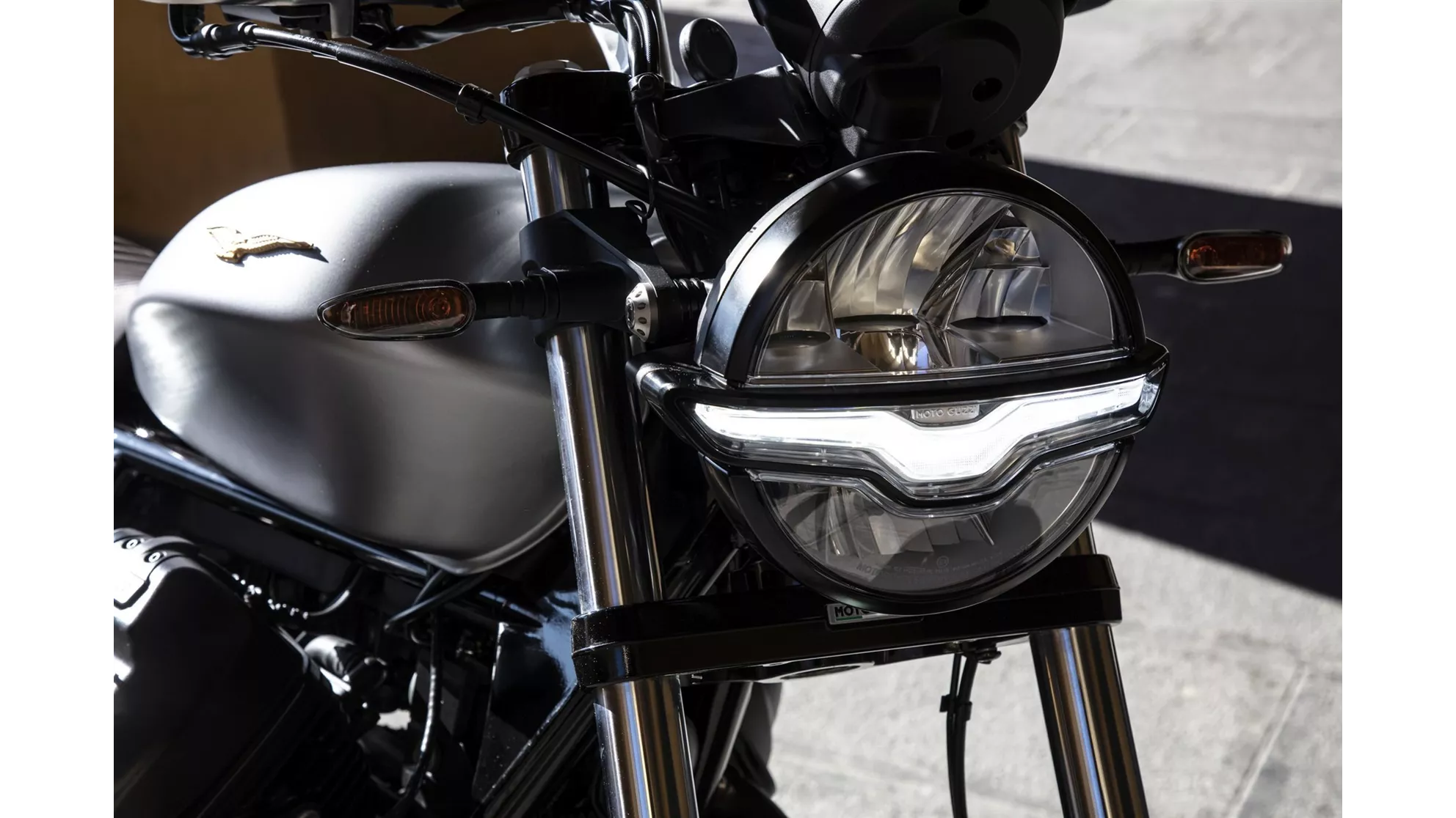 Moto Guzzi V9 Bobber Centenario - Image 4 Moto Guzzi V9 Bobber Centenario - Image 4