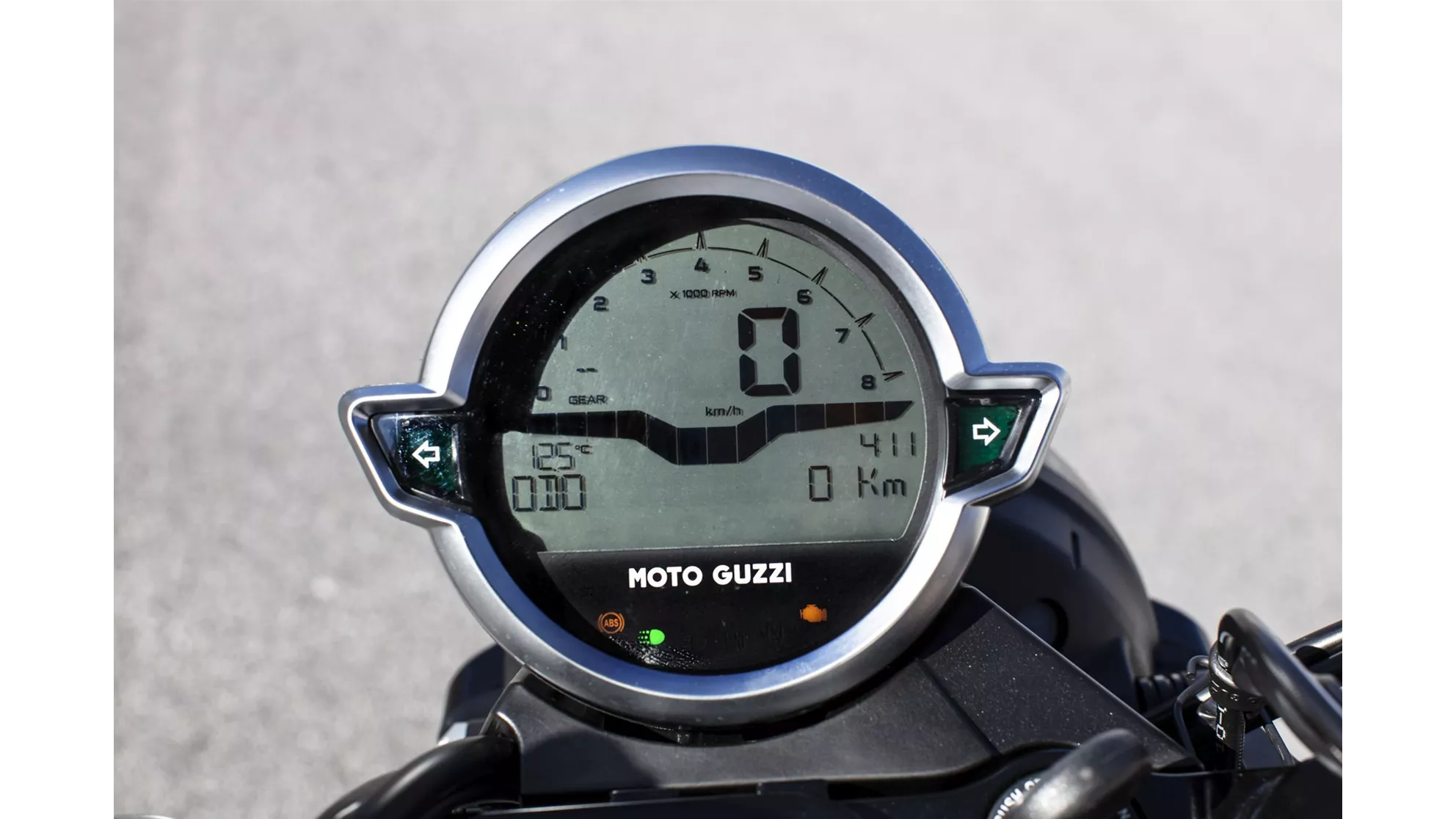 Moto Guzzi V9 Bobber Centenario - Image 7 Moto Guzzi V9 Bobber Centenario - Image 7