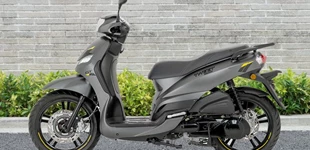 Peugeot Tweet 125 GT 2022 vs Piaggio New Fly 125 i.e. 3V 2013 Peugeot Tweet 125 GT 2022 vs Piaggio New Fly 125 i.e. 3V 2013