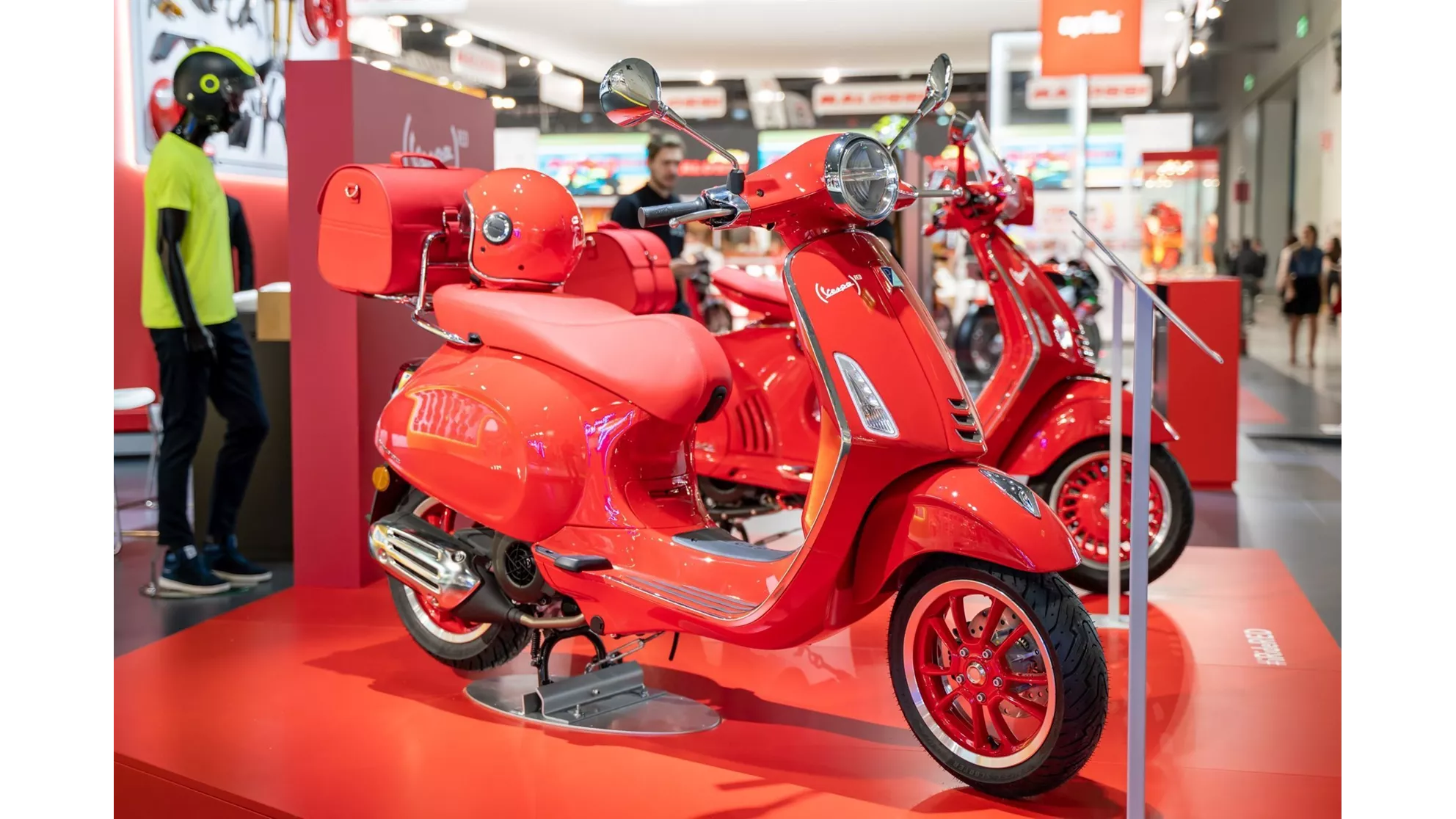 Vespa Primavera 125 (RED) - Image 11 Vespa Primavera 125 (RED) - Image 11
