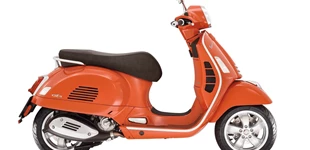 Vespa GTS 300 2022 vs BMW C evolution 2019 Vespa GTS 300 2022 vs BMW C evolution 2019