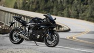Confronto Tra Moto Yamaha R7 World GP 60th Anniversary 2022 VS Yamaha 