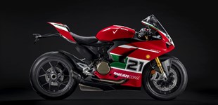 Suzuki SV 650 2022 vs Ducati Panigale V2 Bayliss 1st Championship 20th Anniversary 2022