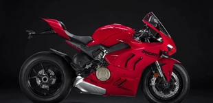 Ducati Panigale V4 2022 vs Aprilia RSV4 RR 2015 Ducati Panigale V4 2022 vs Aprilia RSV4 RR 2015