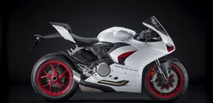 Yamaha R1 World GP 60th Anniversary 2022 vs Ducati Panigale V2 2022