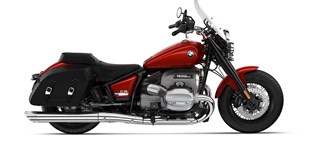 BMW R 18 Classic 2022 vs Harley-Davidson Softail Street Bob 114 FXBBS 2023