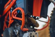 Comparaison Des Motos KTM 690 Enduro R 2023 VS KTM 790 Duke 2018