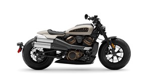 Harley-Davidson Sportster S RH1250S 2023 vs Kawasaki Z900 RS 2023