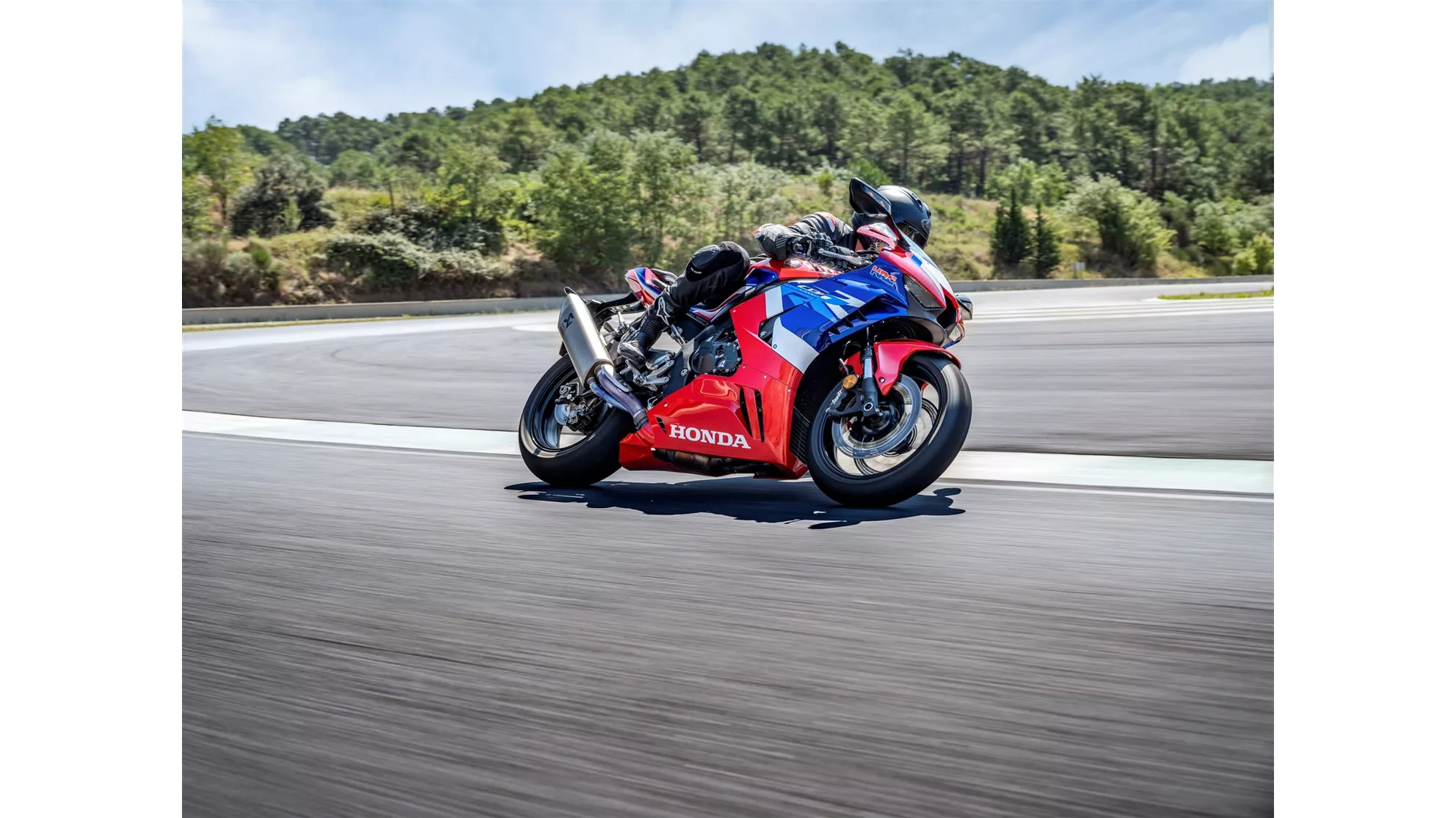 Honda CBR1000RR-R Fireblade - Image 3 Honda CBR1000RR-R Fireblade - Image 3