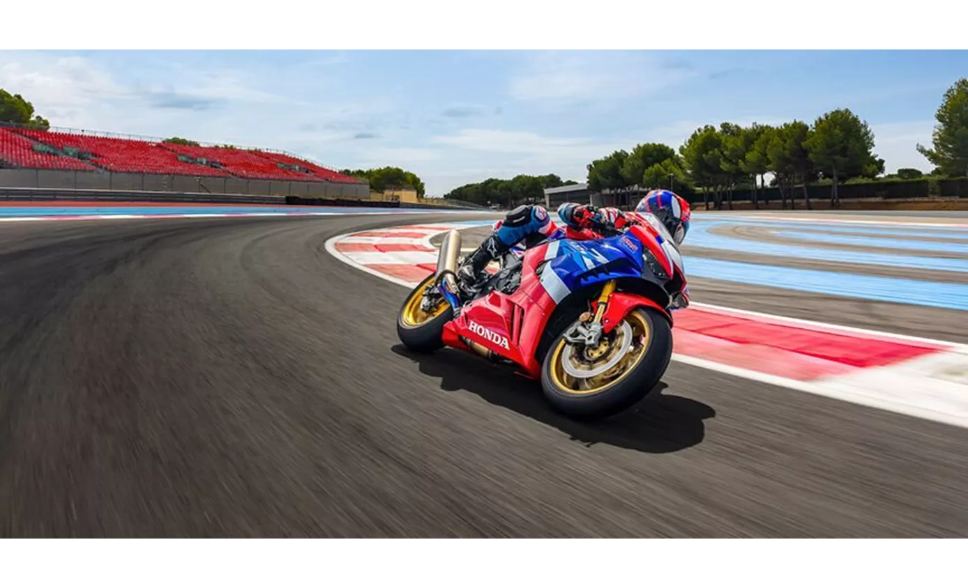 Fireblade Gc Honda CBR1000RR-R Fireblade 2026 vs Honda CBR1000RR-R Fireblade SP 2023