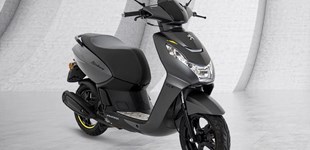 Vespa Primavera 50 4T 2015 vs Peugeot Kisbee 50 GT 2023