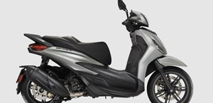 Yamaha XMAX 300 Tech MAX 2022 vs Piaggio Beverly 300 S 2023