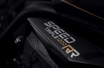 Triumph Speed Triple 1200 RR James Bond Edition 2023 - Immagine 10