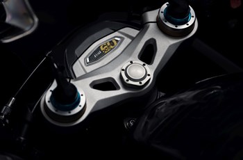 Triumph Speed Triple 1200 RR James Bond Edition 2023 - Immagine 12
