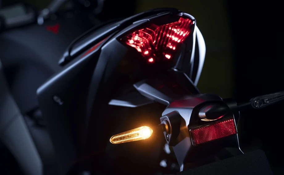 Yamaha MT-03 Bild 11: Yamaha MT-03