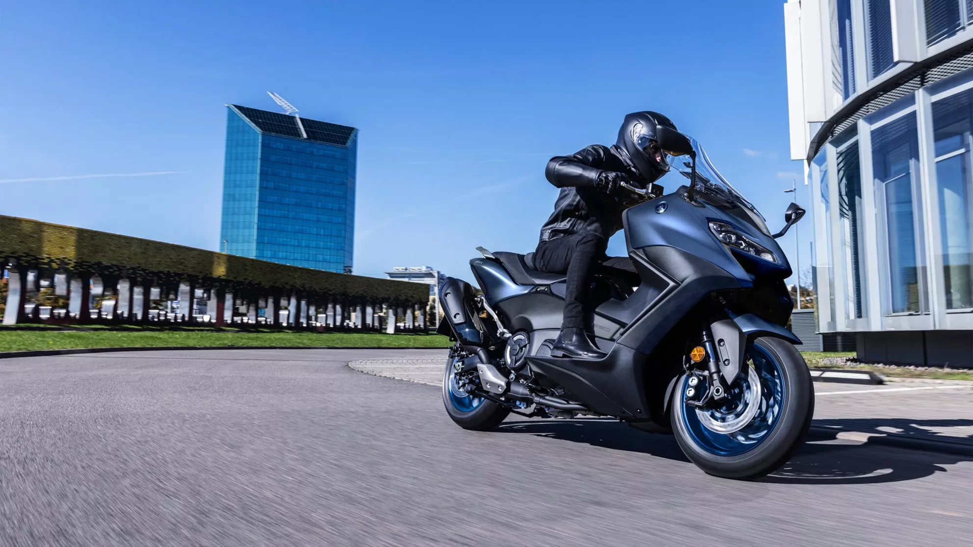 Yamaha TMAX - Image 2 Yamaha TMAX - Image 2