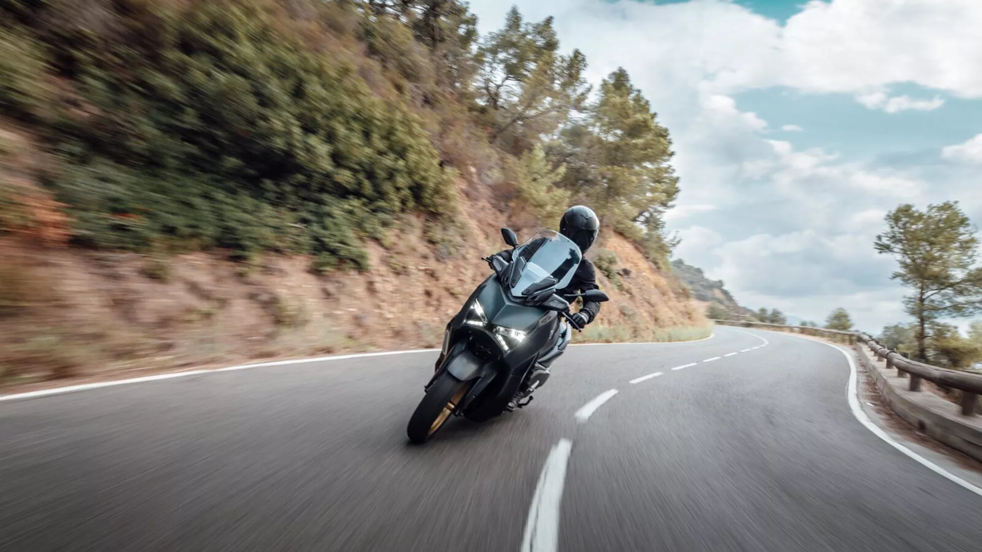 Yamaha XMAX 300 Tech MAX - Image 18 Yamaha XMAX 300 Tech MAX - Image 18