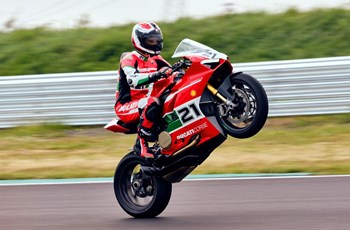 Ducati Panigale V2 Bayliss 1st Championship 20th Anniversary 2023 - Bild 3 Ducati Panigale V2 Bayliss 1st Championship 20th Anniversary 2023 - Bild 3