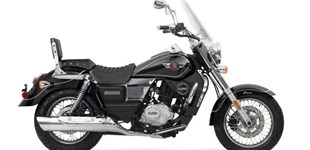 Hyosung GV 125 S Aquila 2022 vs United Motors UM Renegade Commando Classic 125 2023