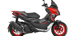 Aprilia SR-Max 300ie 2018 vs Aprilia SR GT Sport 200 2023