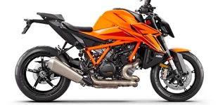 KTM 1390 Super Duke R 2024 vs Triumph Speed Triple 1200 RS 2025 KTM 1390 Super Duke R 2024 vs Triumph Speed Triple 1200 RS 2025