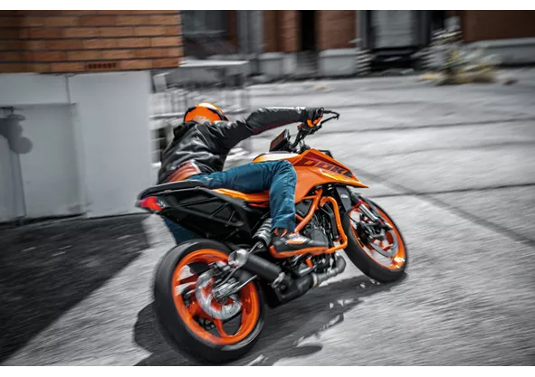 KTM 390 Duke 2024 vs Honda CB650R E-Clutch 2025