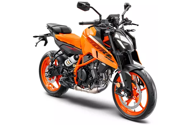 KTM 390 Duke 2024 vs Honda CB650R E-Clutch 2025