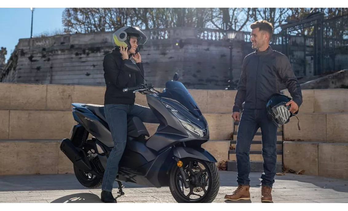 Pcx Gun R6 Yamaha YZF-R6 2020 vs Honda PCX 125 2024