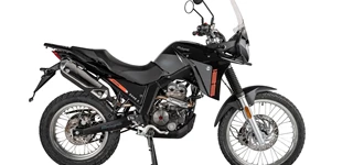 Malaguti Dune 125 X Black Edition 2024 vs Yamaha XSR125 Legacy 2025 Malaguti Dune 125 X Black Edition 2024 vs Yamaha XSR125 Legacy 2025