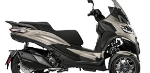 Piaggio MP3 400 2024 vs Piaggio MP3 500 Sport Advanced 2022 Piaggio MP3 400 2024 vs Piaggio MP3 500 Sport Advanced 2022