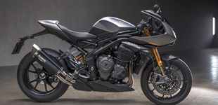 Triumph Speed Triple 1200 RS 2022 vs Triumph Speed Triple 1200 RR Breitling Limited Edition 2024