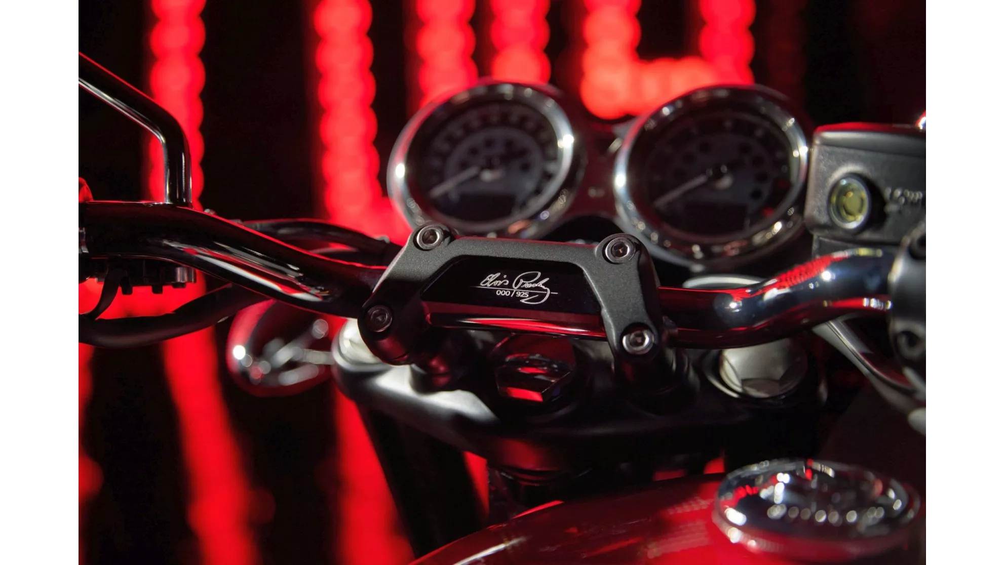 Triumph Bonneville T120 Elvis Presley Special Edition - Obrázek 4 Triumph Bonneville T120 Elvis Presley Special Edition - Obrázek 4