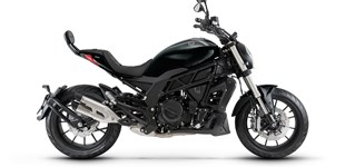 Triumph Daytona 660 2024 vs Benelli 502 C 2024