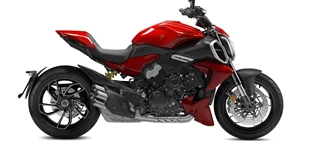 Ducati Multistrada V4 Pikes Peak 2022 vs Ducati Diavel V4 2024 Ducati Multistrada V4 Pikes Peak 2022 vs Ducati Diavel V4 2024