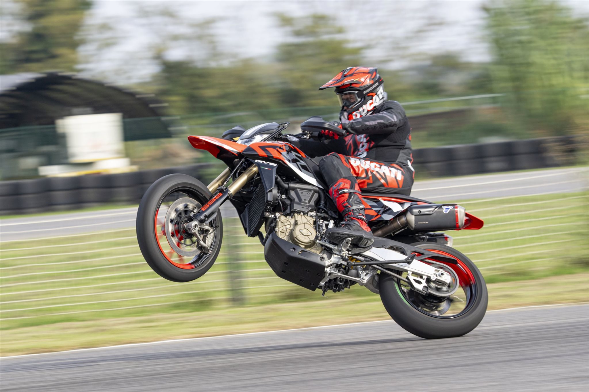 Motorrad Vergleich Honda CRF 450 L 2019 vs. Ducati Hypermotard 698