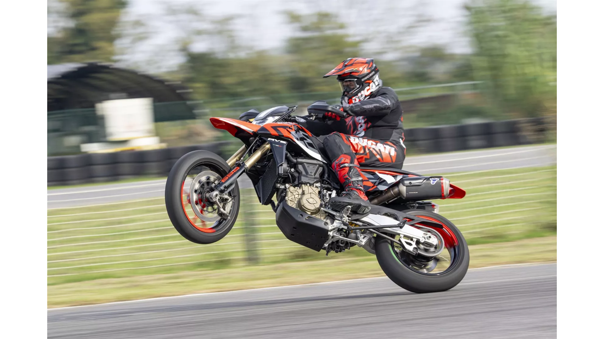 Ducati Hypermotard 698 Mono RVE 2024 - Image 51