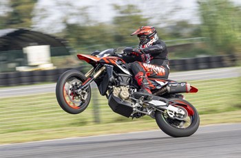 Ducati Hypermotard 698 Mono RVE 2024 - Bild 3 Ducati Hypermotard 698 Mono RVE 2024 - Bild 3