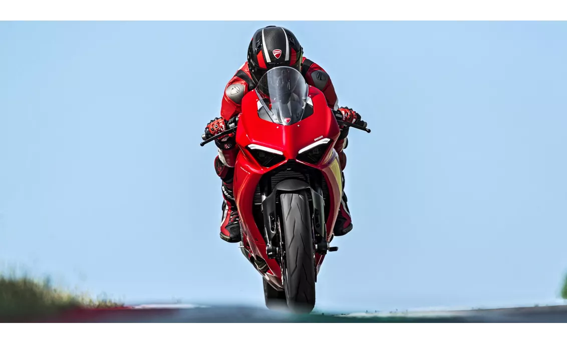 Ducati Panigale V2 2024 vs Ducati Hypermotard V2 2026